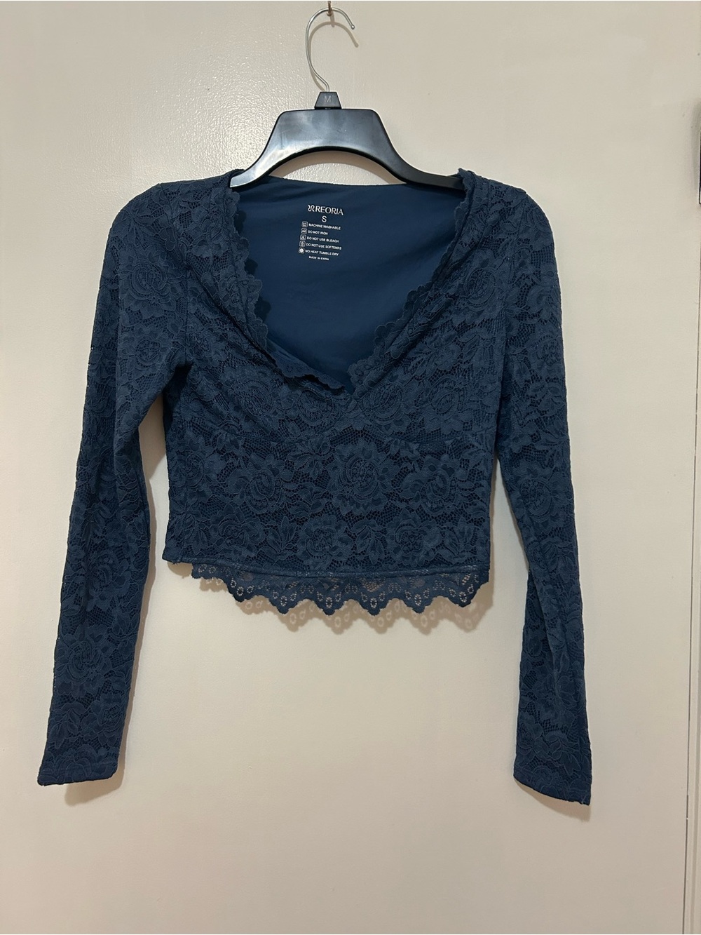 ReoRia Dark Navy Floral Lace Cropped Long Sleeve Top